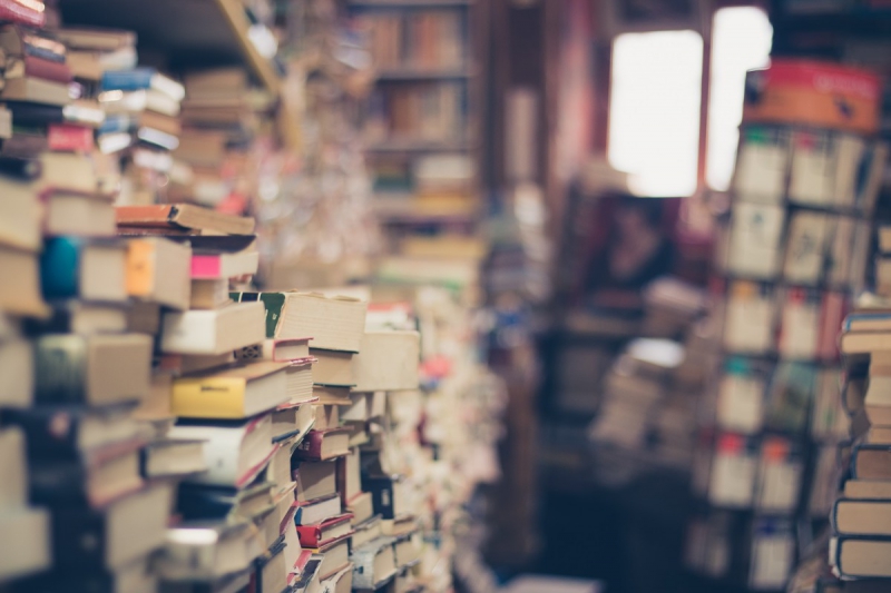 vente-HYERES-min_books_stack_book_store_stack_of_books_2nd_hand_retro_hipster_shop-829090